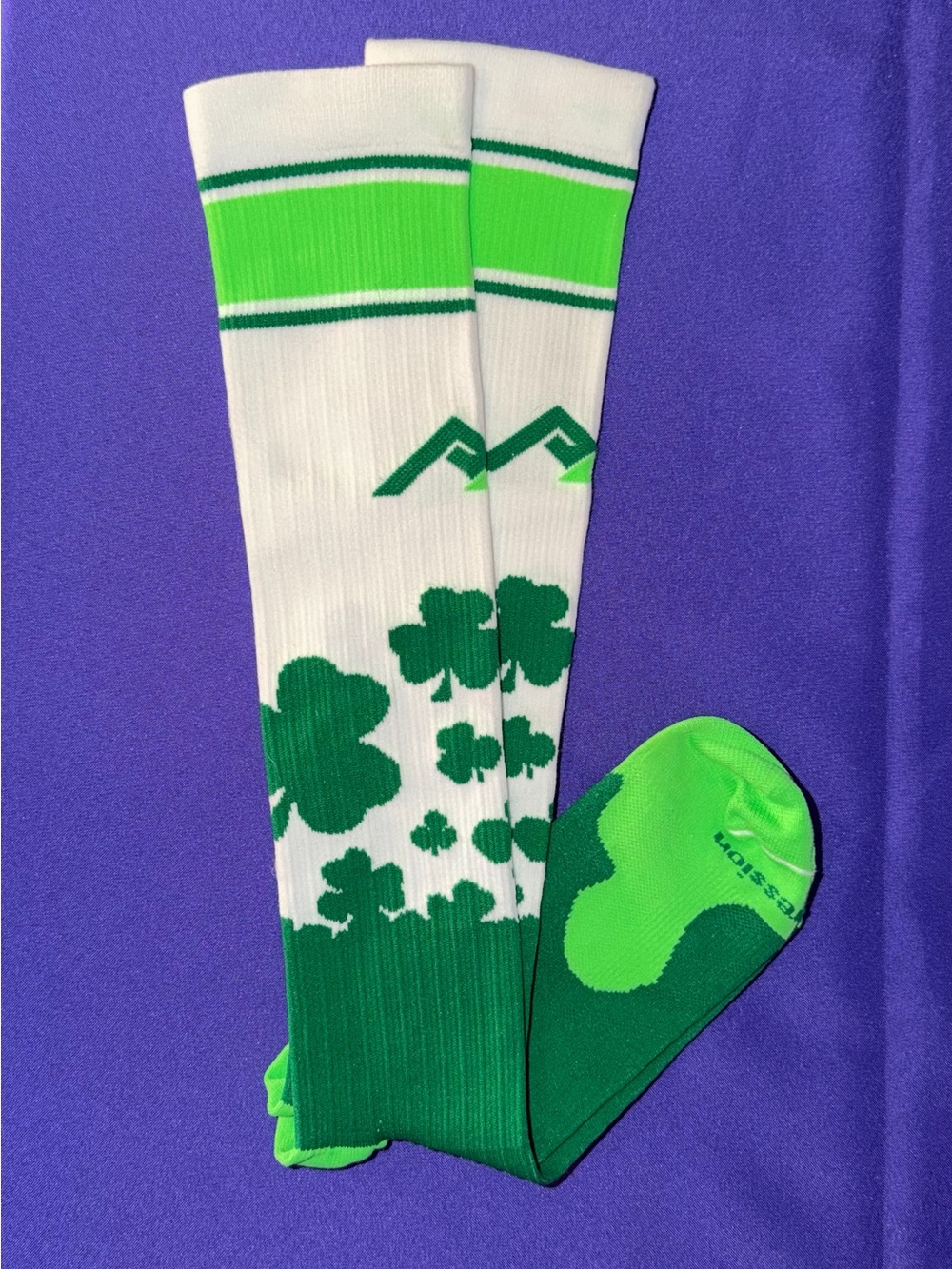 NWOT Green and White Clover Pro Compression Unisex Socks Size L/XL